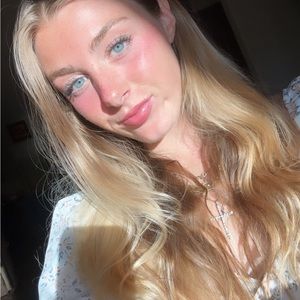 Hey girlies! Welcome to my Closet:) I am a college student, enjoy shopping!